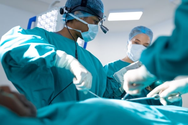 Lire la suite à propos de l’article Infirmiers en fonction de bloc opératoire : de nouvelles missions possibles ?