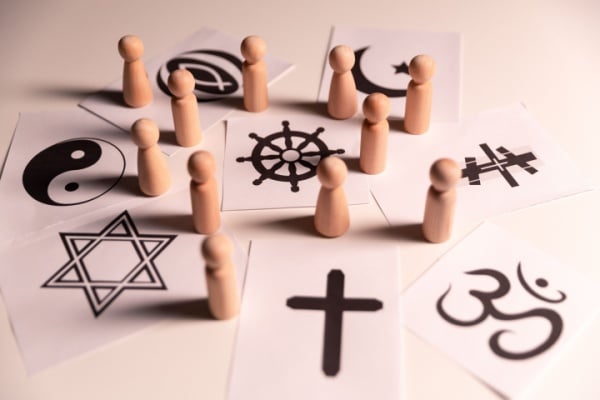 Lire la suite à propos de l’article Faits religieux dans l’entreprise : des guides pratiques disponibles !