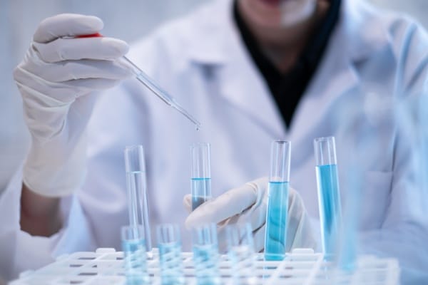 Lire la suite à propos de l’article Santé au travail : on en sait plus sur l’analyse des substances dangereuses !