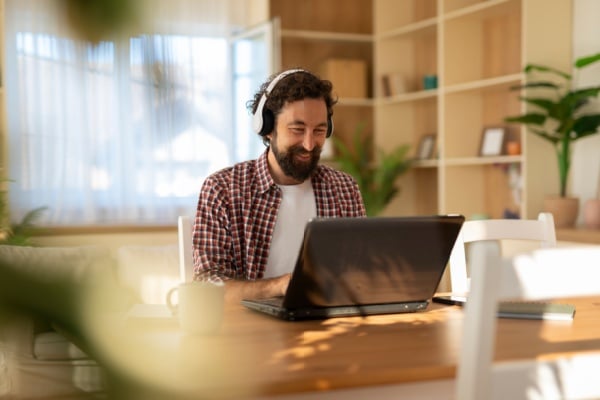 Lire la suite à propos de l’article C’est l’histoire d’un employeur pour qui télétravailler loin, c’est aller trop loin…