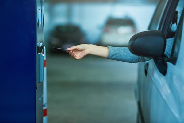 Lire la suite à propos de l’article Facturation électronique : quel sort pour les tickets de parking et de péage ?