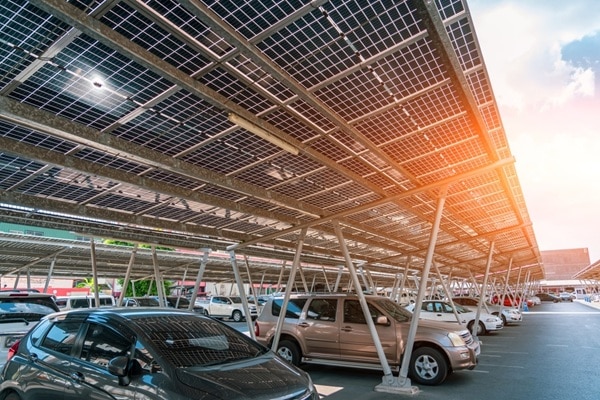 Lire la suite à propos de l’article Panneaux photovoltaïques et équipement des parkings : un délai supplémentaire ?